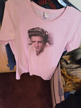 ELVIS PRESLEY   Classic Pink Graphic Crew Neck T-Shirt